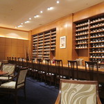 54260029 - 天井まで届く棚の中に珈琲カップがギッシリ入って陳列されていた