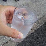 とんかつ桂 - 待っている間にお水の差し入れ