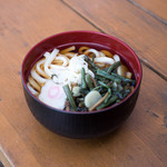 行者小屋 - 山菜うどんは若干うどんが冷凍焼けしてましたが味にはまったく関係なかったです。800円。