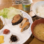 行者小屋 - 行者小屋の朝ごはん。テント泊の人も1000円で食べられます。メインはブリの照り焼き。きんぴらごぼうが美味しかったです