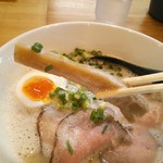 僕家のらーめん おえかき - 飾り包丁が入った美味しメンマ