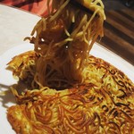 梅蘭 - 名物梅蘭焼きそば☆麺大盛
      ランチの特別サービスランチで！
      卓上セットのお酢と辛子をぶっかけて好みに仕上げる！