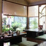 蕎麦切り　こばやし - 店内はカウンターと座敷。
      