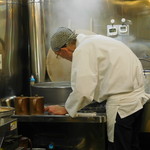 蕎麦切り　こばやし - 職人の背中。長く蕎麦を作り続けていたのだろうな。作っている姿を見て感動しました。
      