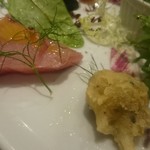 キャトルラパン - 迫力ある厚みのヨコワのカルパッチョ、トリュフ香るサクもちゼッポリーニ