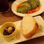 突き出しとアボカドラー油かけ！美味〜