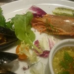 キャトルラパン - 赤海老のオリーブマリネバジルソース、ブロッコリーのムース和出汁ジュレ、ムール貝のワイン蒸し