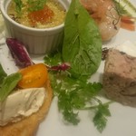 キャトルラパン - フォアグラと牛豚鶏全肉&茸の田舎風パテ、セミドライトマトとチーズのブルスケッタ