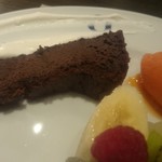 キャトルラパン - テリーヌのようなねっとり濃密なガトーショコラ、ブラッドオレンジとマンゴーのMIXジェラート