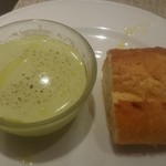 キャトルラパン - サラリとしつつ豆がしっかり香るグリーンピースの冷製スープ、ポアールさんのバゲット