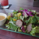 Transit Cafe - フレッシュフルーツ＆グリーンハーブと自家製ローストビーフのタイ風エスニックサラダ