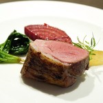 両忘 - 豚肉イチボのグリル、付け合わせはビーツ、ほうれん草、洋ナシのモスタルダ