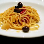 両忘 - トマトとブラックオリーブのペペロンチーノ