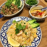 Thai Cafe Piimai  - 豚ひき肉のハーブサラダ、タイ風チャーハン、トムカーガイ、追加パクチー