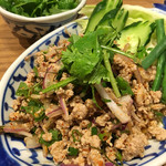 タイ カフェ ピーマイ - 豚ひき肉のハーブサラダと追加のパクチー
