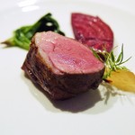 両忘 - 豚肉イチボのグリル、付け合わせはビーツ、ほうれん草、洋ナシのモスタルダ