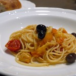 両忘 - トマトとブラックオリーブのペペロンチーノ