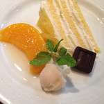 くいしんぼー山中 - 静岡産メロンのケーキ 黄桃のコンポート 白桃のジェラート 再構築のチョコレート 全てにおいて手作り