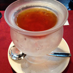 くいしんぼー山中 - ビーフコンソメの冷製スープ 本日の見方郡の牛を材料に丁寧に取られたスープは済み切って滋味深い。