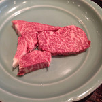 くいしんぼー山中 - 丁寧に筋を抜き、余分な脂身を切り落とし整形