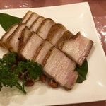 獅門酒楼 - 皮つき豚ばら肉のパリパリ焼き　1400円