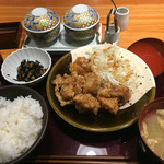 博多もつ鍋 やまや - こんなにたっぷりで1000円なんです。ご飯もおかわり可。