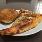 粉とクリーム - 惣菜パソはカレーかウインナーにかぎる。カレーパソとピザ（ウインナー）。カレーパソは生地薄めでカレーしっかり、手ごろなお値段も好印象。ピザは黒胡椒がアクセント。自宅にて