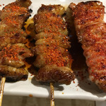 焼き鳥 てつ屋 - 皮とせせりです。