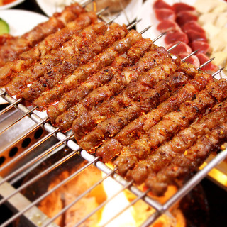 名物☆羊肉串。香辛料が効いたスパイシーな味わいが後引きます！