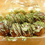 くらま - たこ焼きはソースや醤油味、マヨネーズ、鰹節など様々な味付けをしてもらえる。