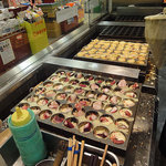くらま - 左側のたこ焼きフライパン？に新規で作られる現場。タコがでかい！