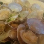 三線の花 - 殻付きあさりの泡盛バター蒸し