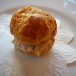 チーズを練り込んだシュー生地の中に、豚のリエットを詰めてあります☆