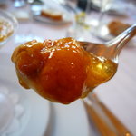 甘みのある人参のムース、濃厚な香りのウニ、優しい味わいのジュレの組み合わせの素晴らしさ！