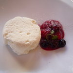 ル・ブルギニオン - クレームダンジュ♪フレッシュチーズのムースの中に、フランボワーズソースが詰まっています☆