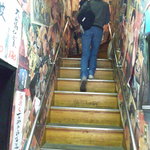 鉄火 - 階段で２階に向かいます