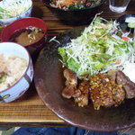 鉄火 - 大人定食のダシ入りとろろご飯と芝浦トンテキ！でございます