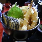 料理家大名方 - 海老天２本と白身魚、茄子とかぼちゃ、大葉、ごぼうや根菜類のかき揚げが乗って迫力あります