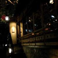焼鶏あきら 中目黒本店 - 川沿いの入口