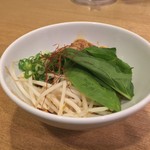 カーザ ルカ - ラー博は俺の社員食堂。  ミニペペロソチーノ和え麺！  辛さはMAXの5辛！  見ためはヘルシーなんだけど、野菜の下に凶悪な赤い麺が！ 