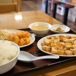 中国食坊 菜香 - 今日の日替わり定食、マーボー豆腐とえび天です、ご飯お代わり無料です７００円