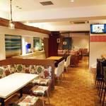 琉球BIO てぃーあんだ - 南国をイメージしたカラフルな店内