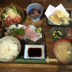 Kaizokusen Yamachuu - おまかせランチ1,100円（ごはん、刺身、天ぷら、ホタルイカ、サラダ、おしんこ、汁、ドリンク）