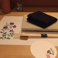 鳳 - カウンターに陣取ります。