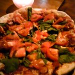 リングラツィオ - トマトとルッコラの手作りピザ。これは、今ないですね。素人料理にしては美味しかったのですが。
