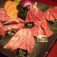 牛兵衛 草庵 池袋西口店 - 肉に　名札ついているよ！