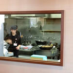 Saika Ramen - 厨房はガラス窓越しに見える。客に見せてると言うより、スタッフ側が客の動き・流れを見ているのだろう。