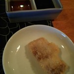 縁伝 - 豚バラの串揚げ ソースは左上から タルタルとその横が 塩で  下がウスターソース その左側がポン酢