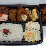 モンフーズ - デラックスアジフライ弁当、とりのから揚げ