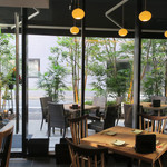 恵比寿 箸庵 - 店内から見るテラス